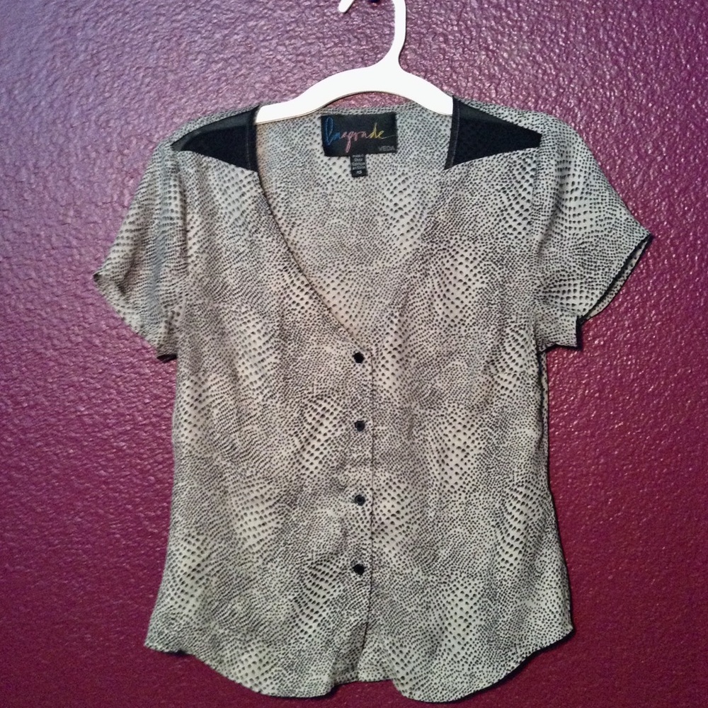UO Lazerade by VEDA Short Sleeve Button Up Blouse